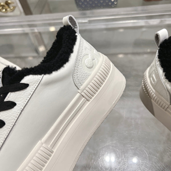 Sneaker CC in pelle di vacchetta bianca e fodera in lana nera