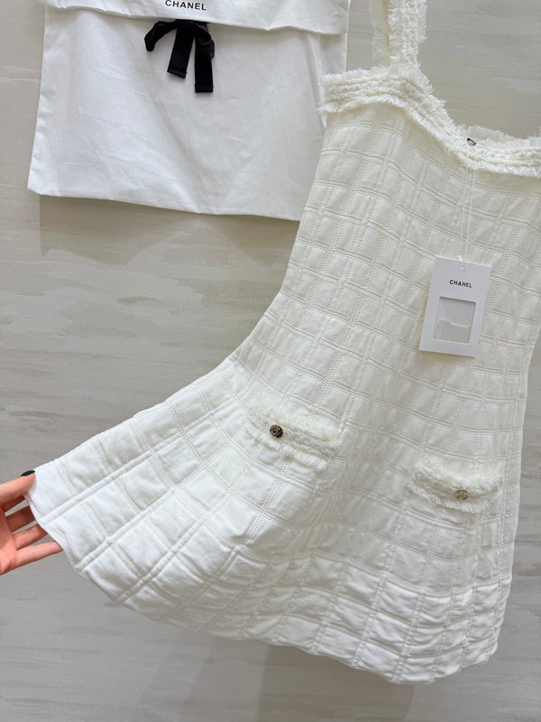 Robe Salopette Chanel 2025 à Carreaux et Bords Frangés en Coton Blanc 319515