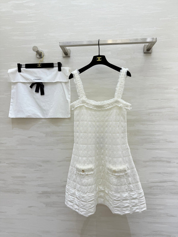 Robe Salopette Chanel 2025 à Carreaux et Bords Frangés en Coton Blanc 319515