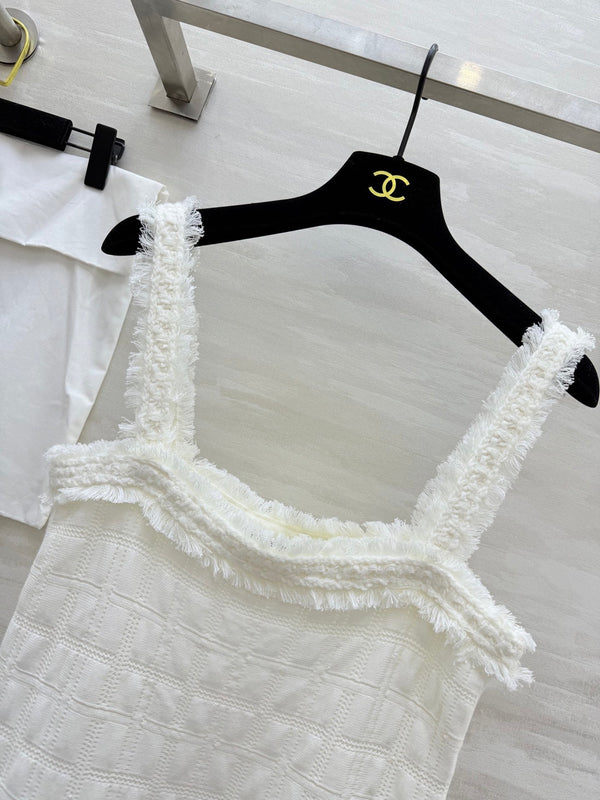 Robe Salopette Chanel 2025 à Carreaux et Bords Frangés en Coton Blanc 319515