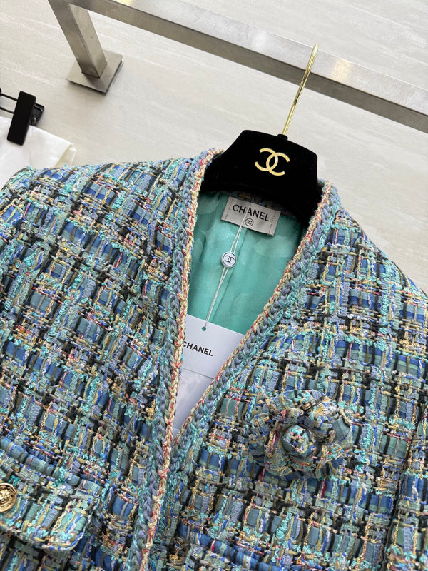 Manteau en tweed de laine bleu-vert col en V Chanel 2025 319506