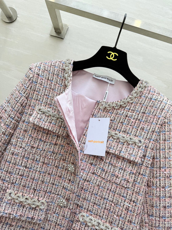 Veste Chanel 2025 à chaîne strassée en tweed rose 319510