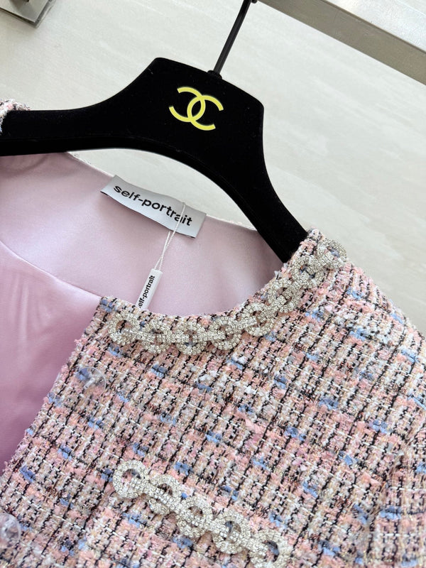 Veste Chanel 2025 à chaîne strassée en tweed rose 319510
