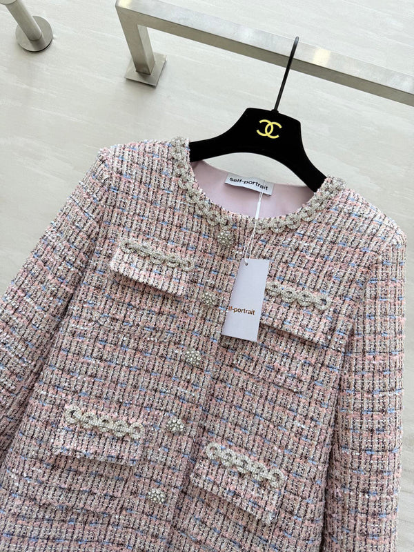 Veste Chanel 2025 à chaîne strassée en tweed rose 319510
