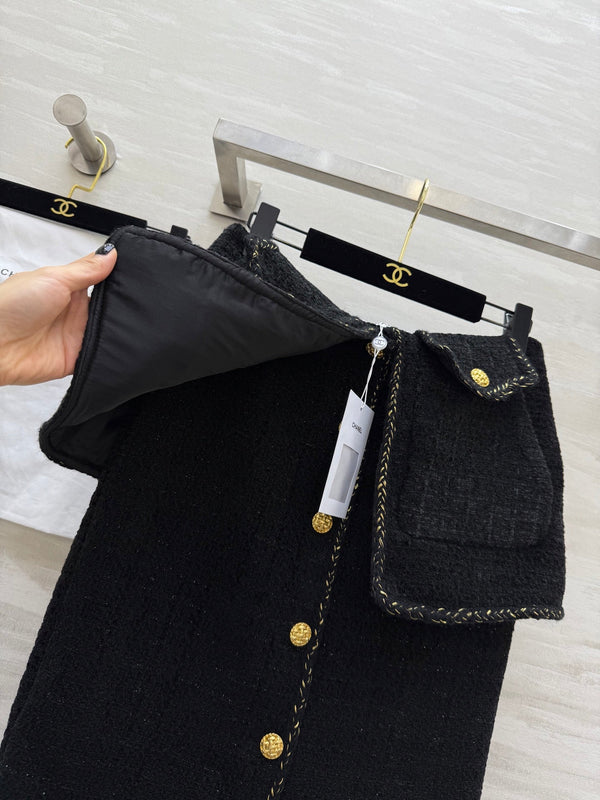 Chanel 2025 Jupe deux pièces en tissu tweed tressé noir, boucle dorée 319481