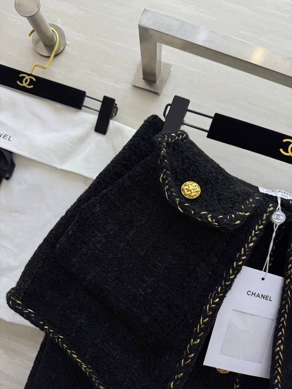 Chanel 2025 Jupe deux pièces en tissu tweed tressé noir, boucle dorée 319481