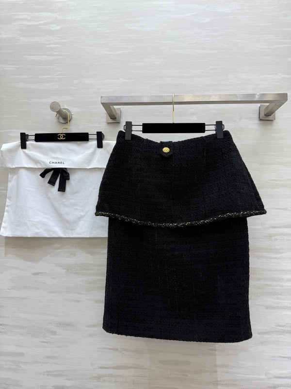Chanel 2025 Jupe deux pièces en tissu tweed tressé noir, boucle dorée 319481