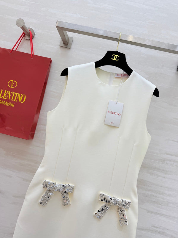 Robe Valen 26s sans manches, ornée d'un nœud et de perles, en tissu blanc 344777