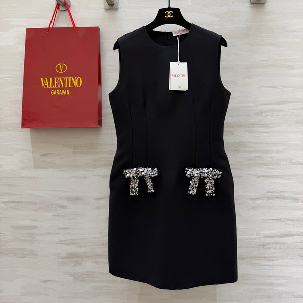 Robe sans manches noire Valen 26s ornée de perles et d'un nœud en tissu 344781