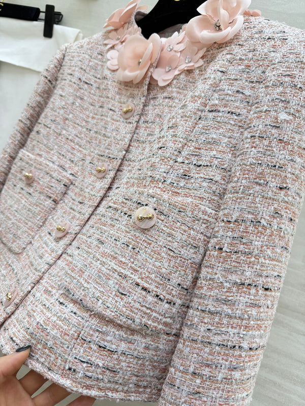 Manteau en tweed de laine mélangée rose pâle orné de fleurs en 3D CC 26s