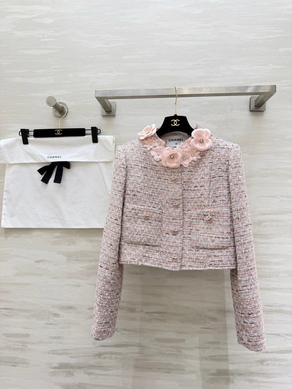 Manteau en tweed de laine mélangée rose pâle orné de fleurs en 3D CC 26s