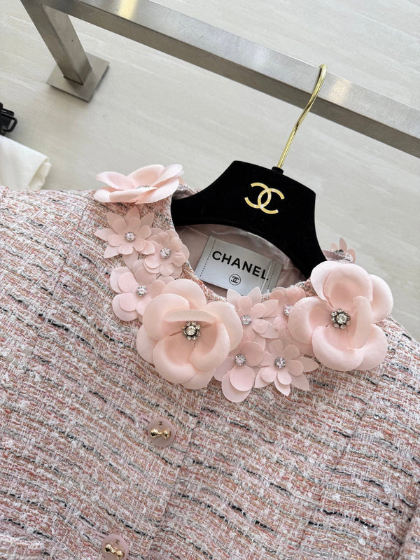 Manteau en tweed de laine mélangée rose pâle orné de fleurs en 3D CC 26s