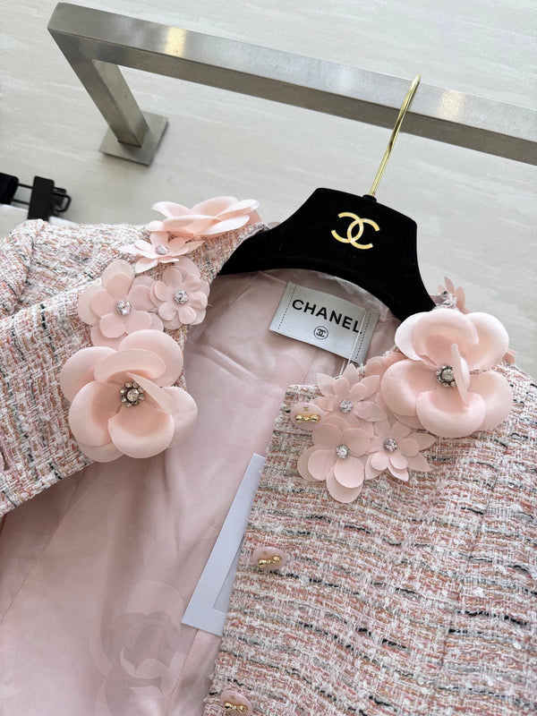 Manteau en tweed de laine mélangée rose pâle orné de fleurs en 3D CC 26s