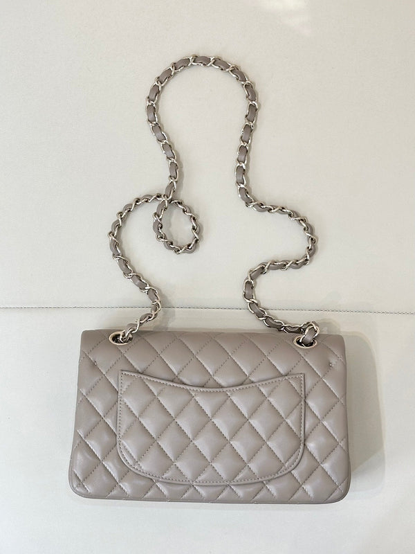 CLASSIC FLAP 23CM BEIGE LAMBSKIN LIGHT GOLD HARDWARE