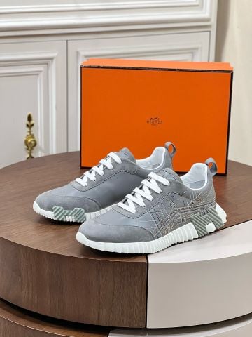 Sneaker HM Bouncing con ricamo ispirato a Faubourg.