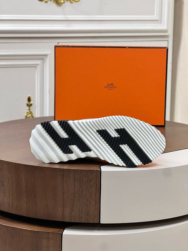 Sneaker HM Bouncing con ricamo ispirato a Faubourg.