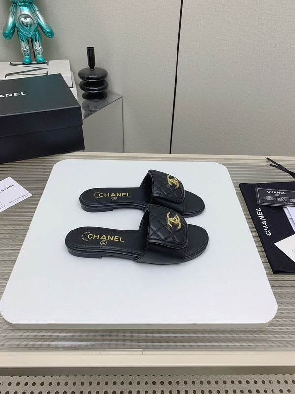 CC Slippers In Black Quilted Lambskin 148959