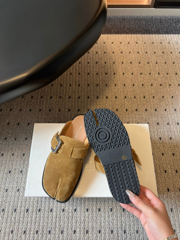 MM Tabi Buckle-Fastening Mules Brown Suede 803622