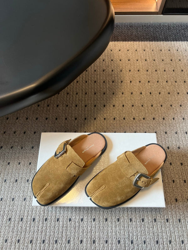 MM Tabi Buckle-Fastening Mules Brown Suede 803622