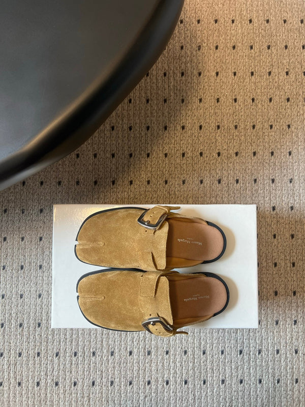 MM Tabi Buckle-Fastening Mules Brown Suede 803622