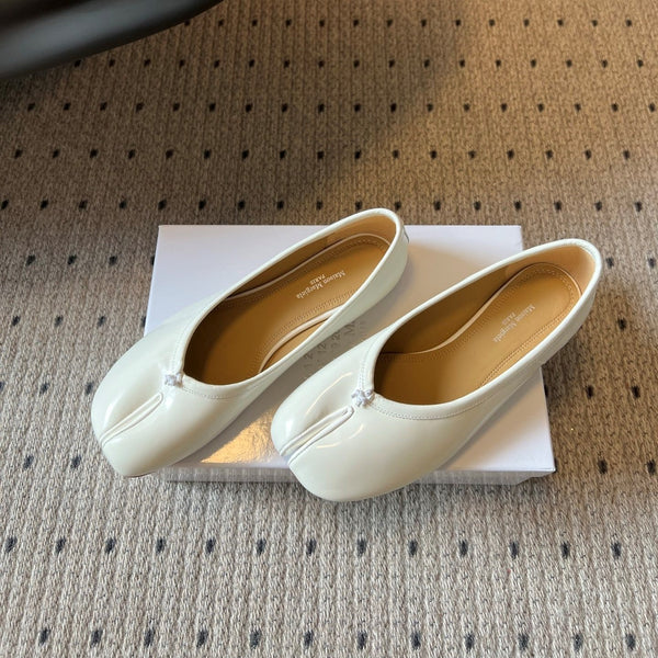 MM Tabi Shoes Flat Cream Patent Leather 828084
