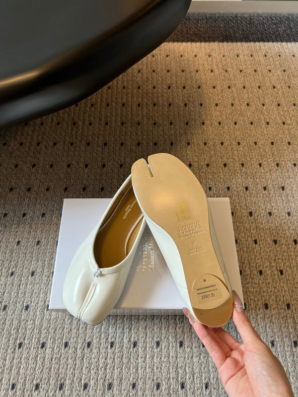 MM Tabi Shoes Flat Cream Patent Leather 828084