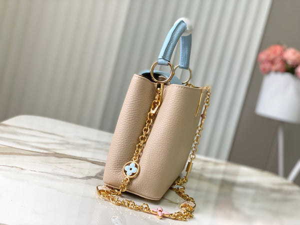 capucines bb 27 beige blu nuvola pelle taurillon hardware dorato