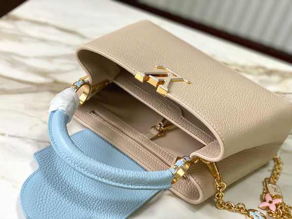 capucines bb 27 beige blu nuvola pelle taurillon hardware dorato