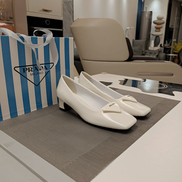 DÉCOLLETÉ CON LOGO TRIANGOLARE IN PELLE DI VITELLO LUCIDA BIANCA