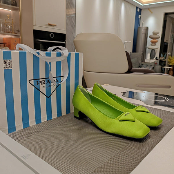 DÉCOLLETÉ CON LOGO TRIANGOLARE IN RASO VERDE MELA