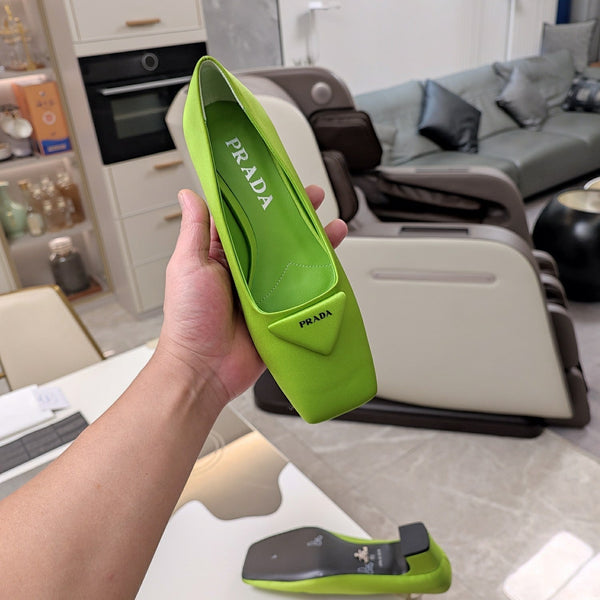 DÉCOLLETÉ CON LOGO TRIANGOLARE IN RASO VERDE MELA