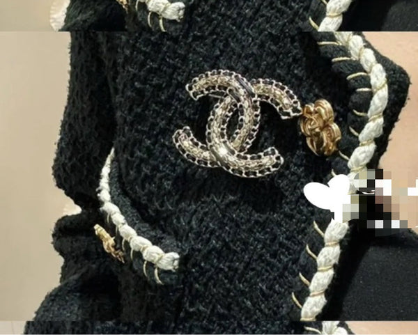 DOUBLE C BROOCH IN GOLD METAL WITH BLACK LEATHER THREADED CHAIN
