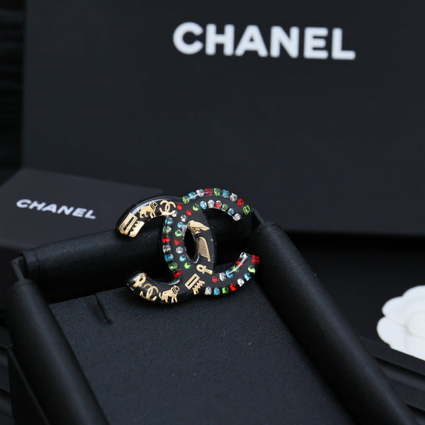 DOUBLE C BROOCH IN HAND-PAINTED ACRYLIC RESIN WITH COLORFUL STONE DESIGN