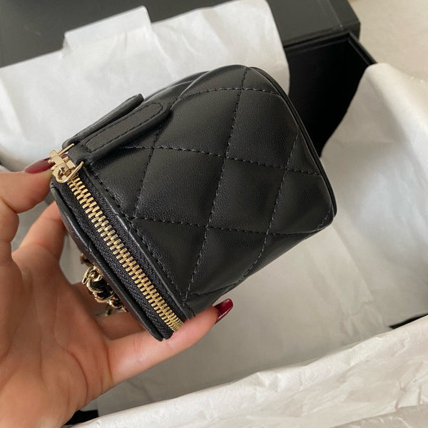 borsa da toilette classica cc 10 cm in pelle di agnello nera con finiture dorate