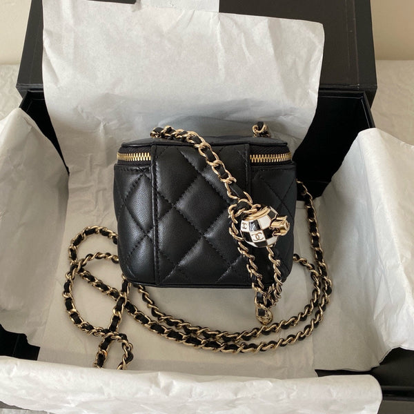 borsa da toilette classica cc 10 cm in pelle di agnello nera con finiture dorate