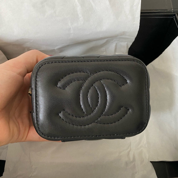 borsa da toilette classica cc 10 cm in pelle di agnello nera con finiture dorate