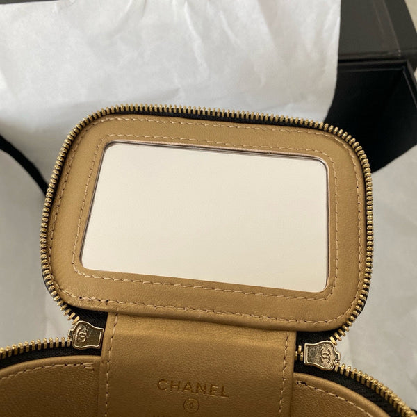borsa da toilette classica cc 10 cm in pelle di agnello nera con finiture dorate