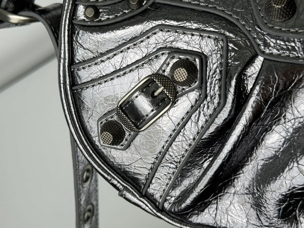 BORSA A TRACOLLA PICCOLA LE CAGOLE 26 CON STRASS IN PELLE DI AGNELLO ARENA METALLIZZATA ARGENTO