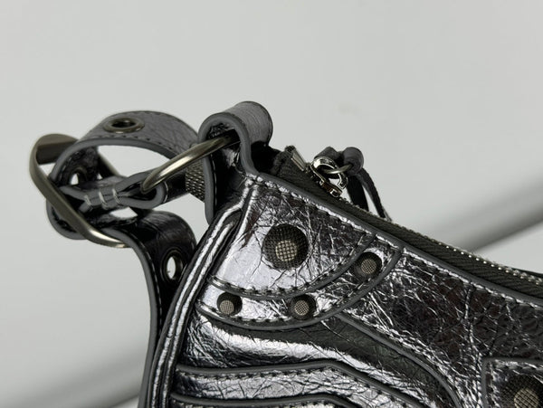 BORSA A TRACOLLA PICCOLA LE CAGOLE 26 CON STRASS IN PELLE DI AGNELLO ARENA METALLIZZATA ARGENTO