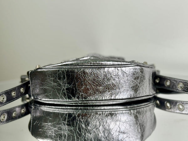 BORSA A TRACOLLA PICCOLA LE CAGOLE 26 CON STRASS IN PELLE DI AGNELLO ARENA METALLIZZATA ARGENTO