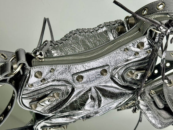 BORSA A TRACOLLA PICCOLA LE CAGOLE 26 CON STRASS IN PELLE DI AGNELLO ARENA METALLIZZATA ARGENTO