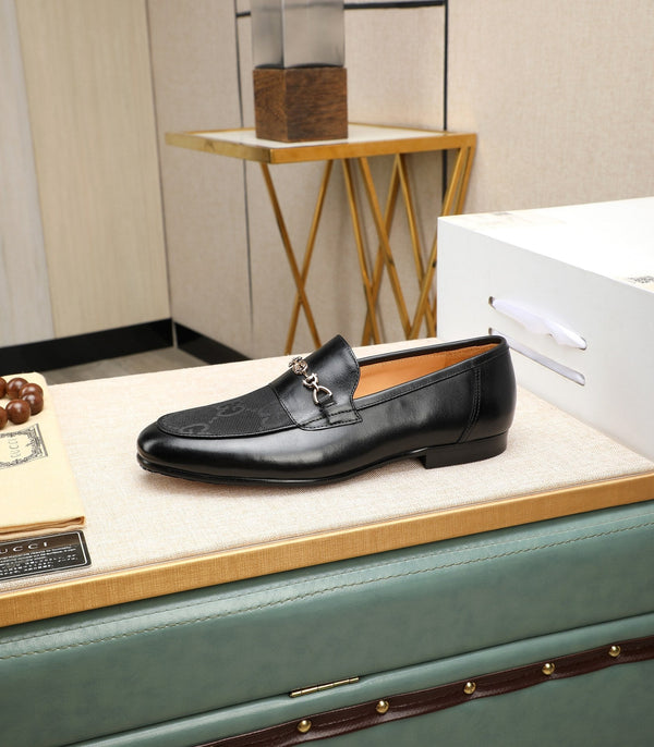 Mocassino da uomo GG in pelle di vacchetta nera 526011