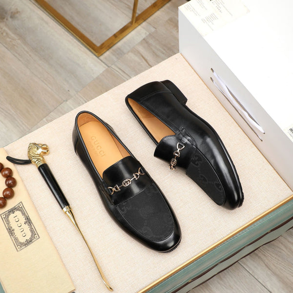 Mocassino da uomo GG in pelle di vacchetta nera 526011