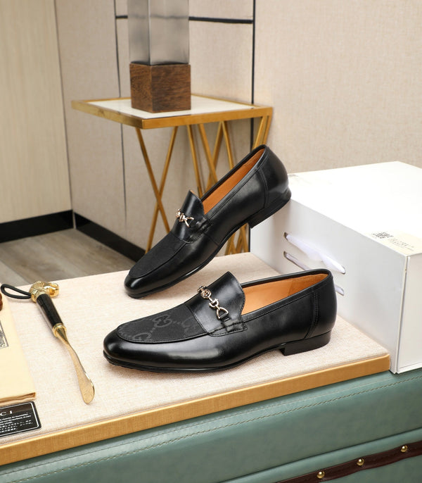 Mocassino da uomo GG in pelle di vacchetta nera 526011
