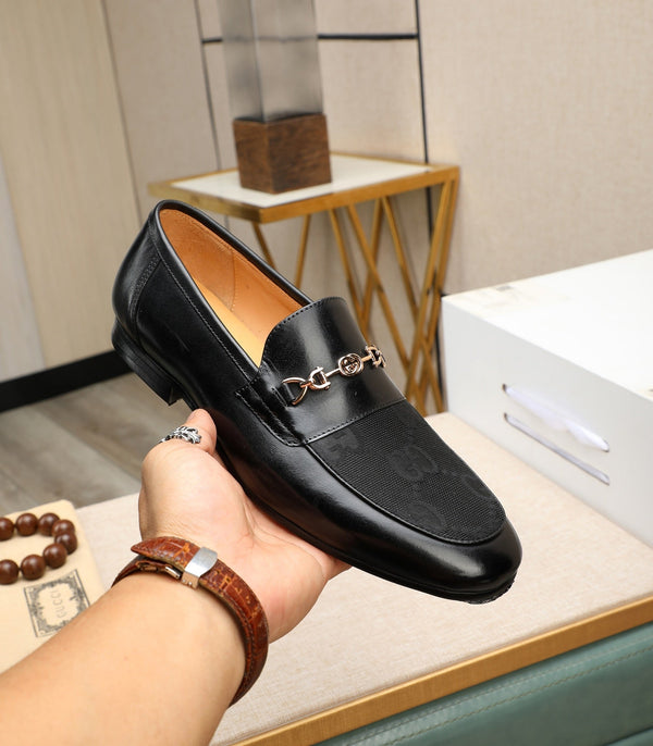 Mocassino da uomo GG in pelle di vacchetta nera 526011
