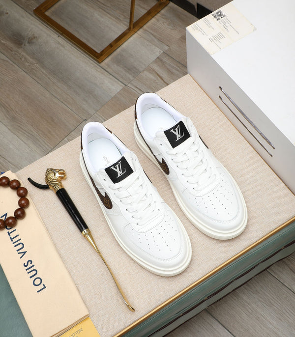 LV AIR FORCE 1 IN PELLE DI VITELLO BIANCA LUCIDA CON LOGO MONOGRAMMA MARRONE