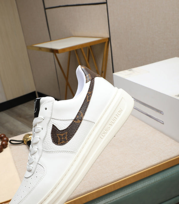 LV AIR FORCE 1 IN PELLE DI VITELLO BIANCA LUCIDA CON LOGO MONOGRAMMA MARRONE