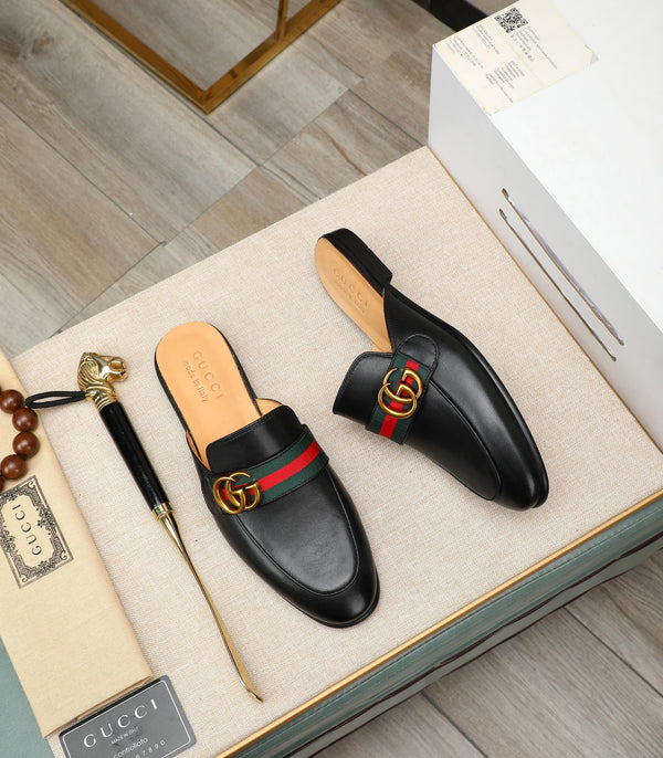 GG Mule da uomo con motivo GG intrecciato in pelle di vacchetta nera 111485