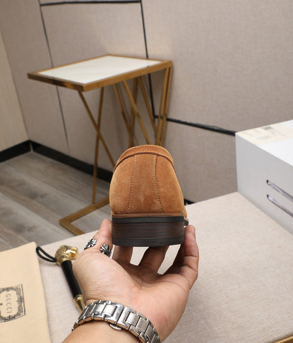 Mocassino con nappine da uomo GG in pelle scamosciata marrone chiaro 440168