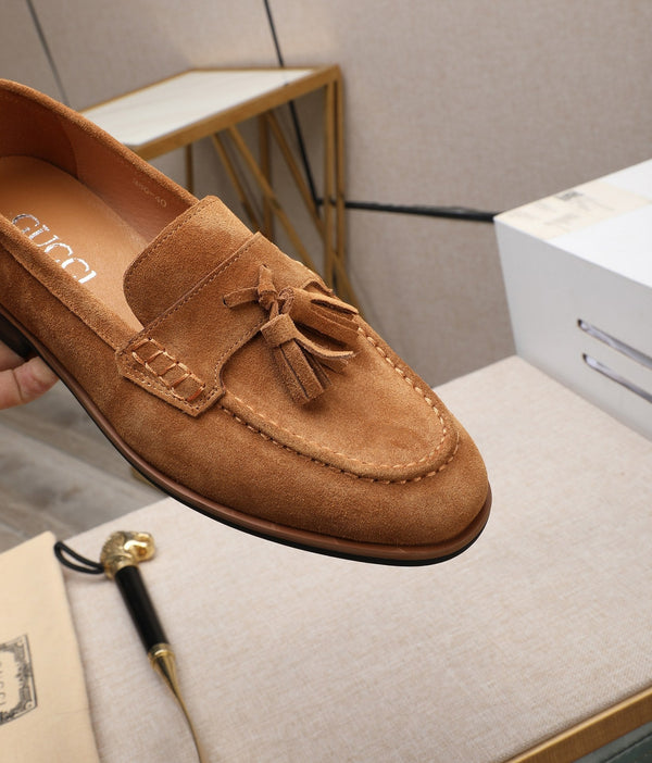 Mocassino con nappine da uomo GG in pelle scamosciata marrone chiaro 440168